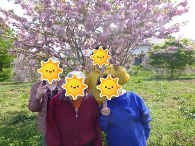 桜の前で記念撮影